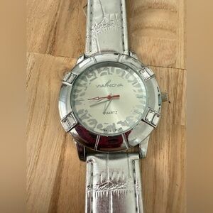 Via nova ladies silver metallic leather watch NEW BATTERY